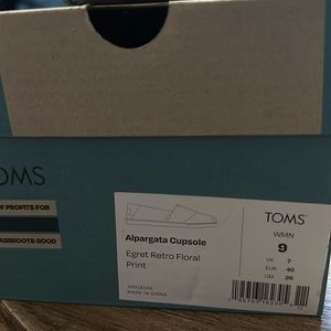 Tom’s ladies size 9 cloth Alpargata cupsole Egret Retro Floral print.